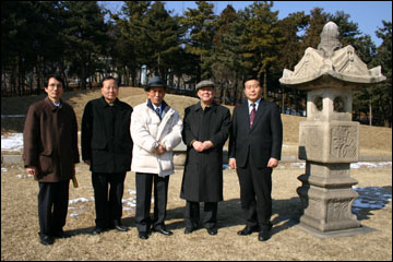 참배객 일행(왼쪽부터 김명원, 광복회 이항증, 권중희, 박도, 권중희 선생 후원자 박찬원씨) 